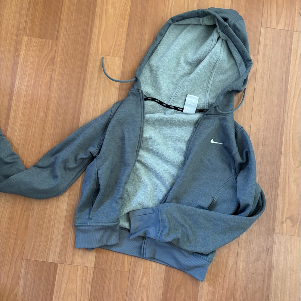 Nike cropped Gray Thermal-Fit Hoodie